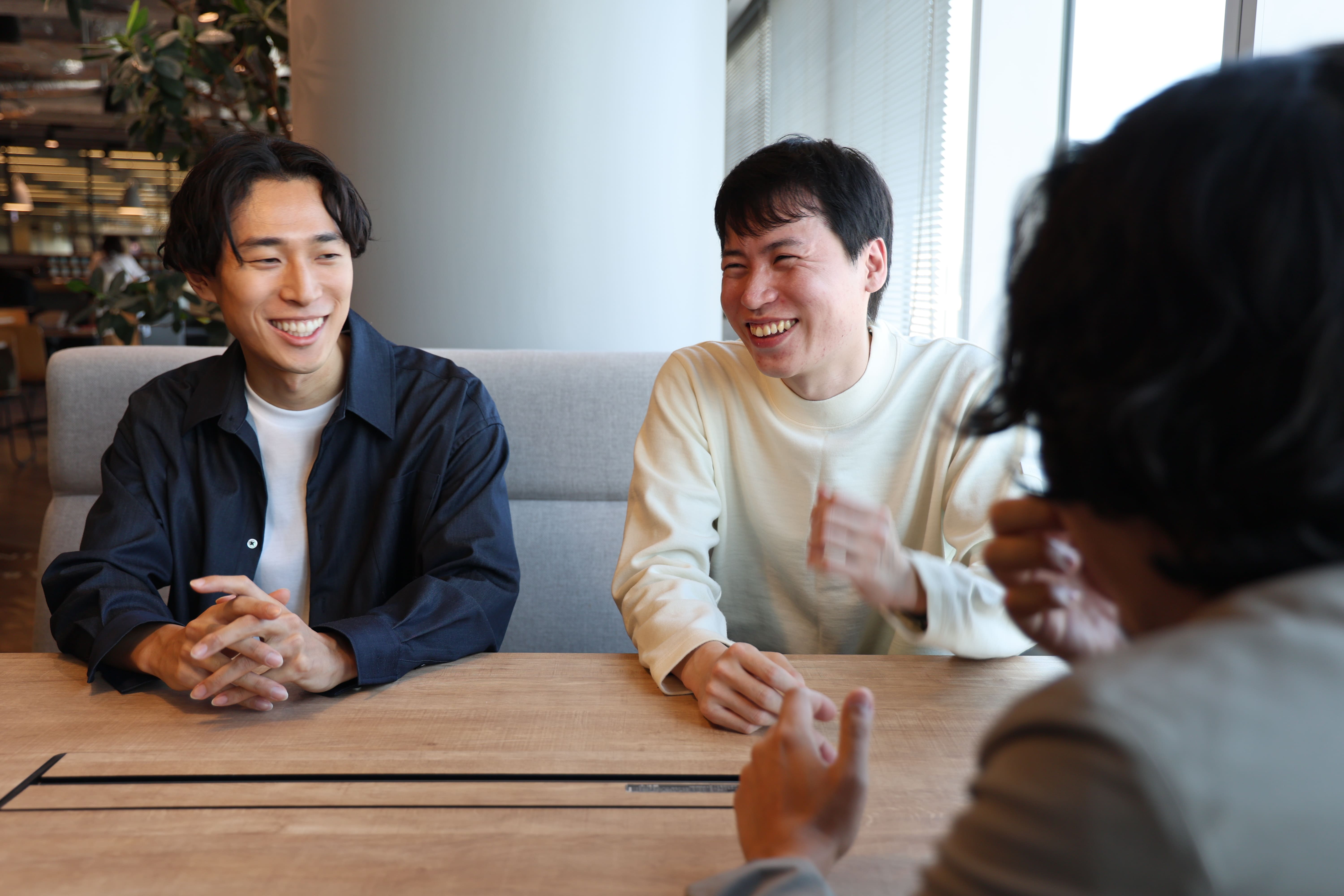 談笑している様子